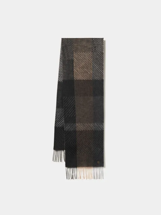 Square scarf with fringes